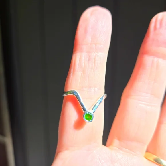 Crome diopside sterling V ring sz7.5 - Picture 1 of 8